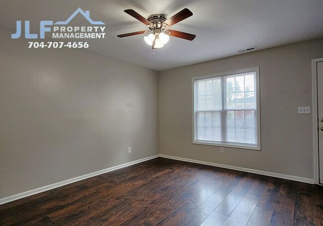 Building Photo - 2 Bed/1.5 Bath Brick Townhome in Concord!