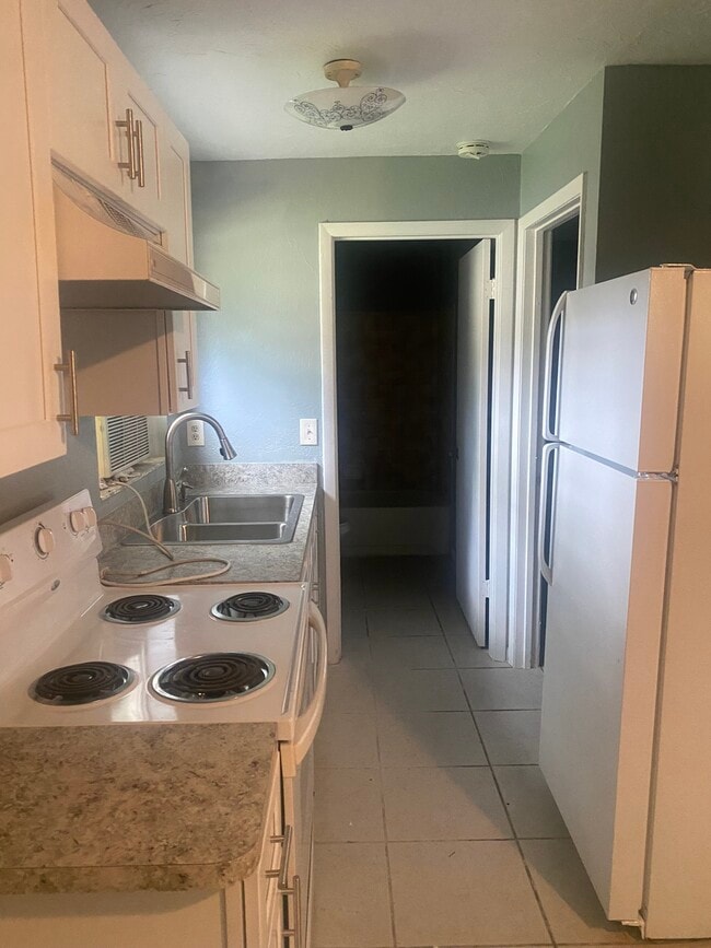 Building Photo - 2420 Tanglewood St