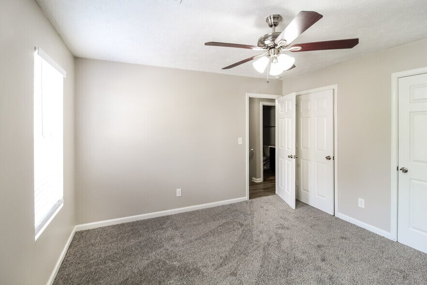 Building Photo - 6583 Carriage Ln