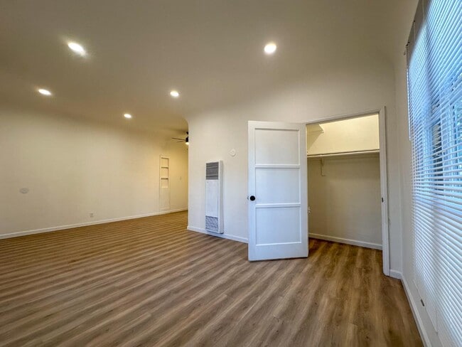 Building Photo - 810 E Chevy Chase Dr