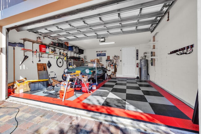 Building Photo - 1080 Community Dr