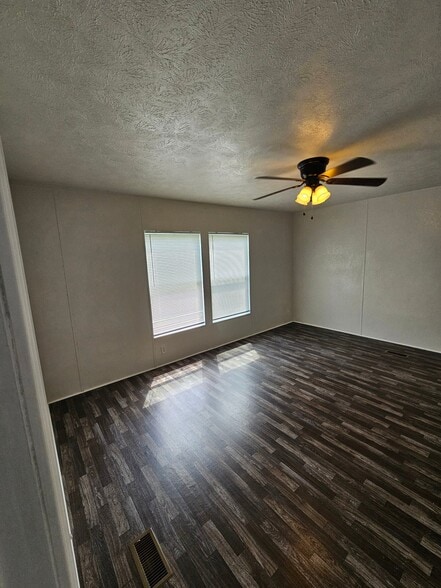 Building Photo - 513 Elm St