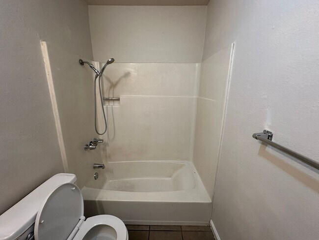 Building Photo - 1316 Hobart Dr
