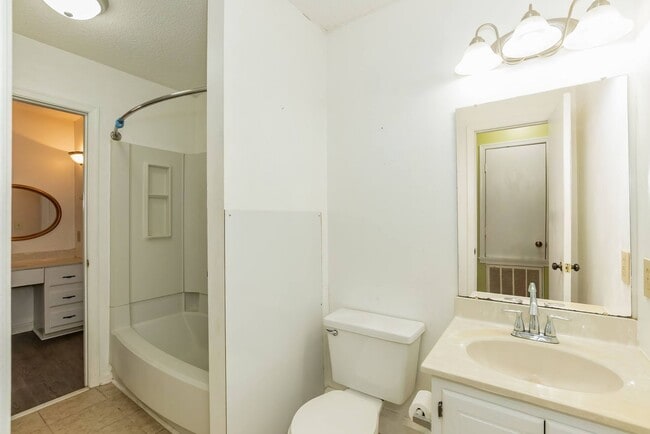 Building Photo - One Bedroom Home!