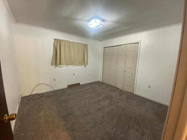 Building Photo - Secluded 4 bedrooms 3 baths with 2 car garage and fenced in yard in the town of Rutland for rent!