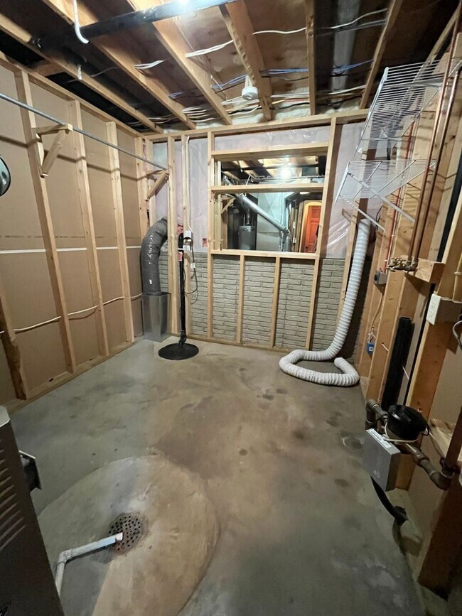 Building Photo - Stunning 4 Bed/2 Bath with 3 Car Garage and Fenced in Yard!