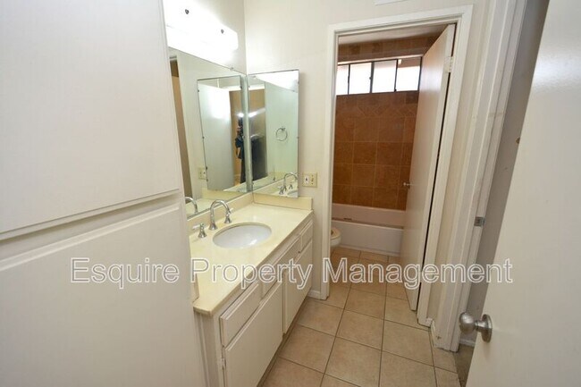 Building Photo - 564 Rosewood Ave