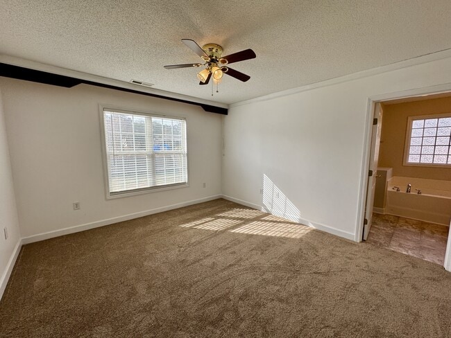 Building Photo - 301 W Willowood Ln