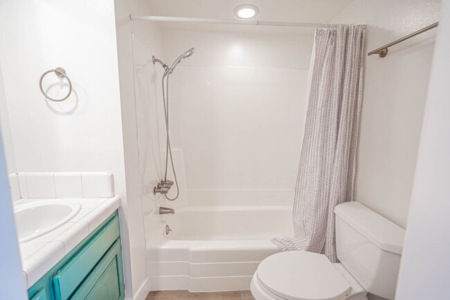 Building Photo - 3-Bedroom Home with Dog Run and Private Yard in Santa Clarita!