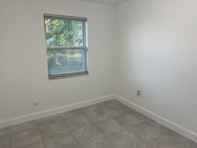 Building Photo - Updated 3/1 Home for Rent Close to Downtown Fort Myers Fun & Dining!