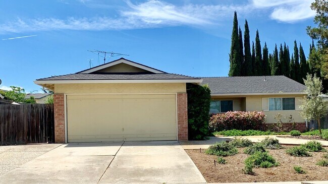 Building Photo - Beautifully Remodeled Evergreen house - hardwood, granite, A/C, stainless - Dogs welcome