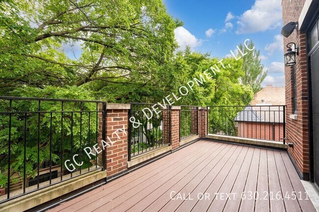 Building Photo - 2326 N Greenview Ave
