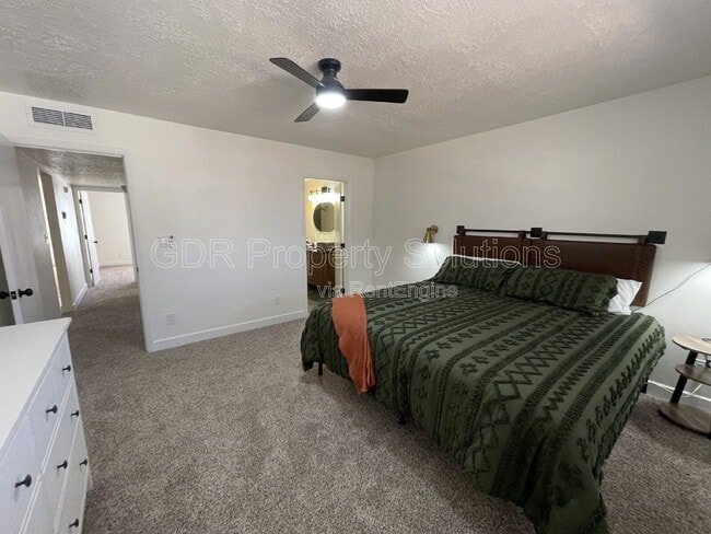 Building Photo - 520 Ortiz Dr NE