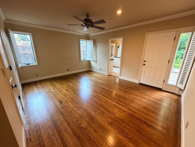 Building Photo - 831 Columbia Dr