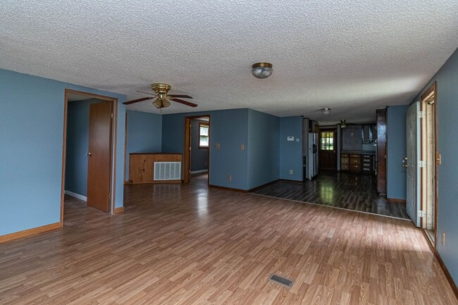 Building Photo - 2 Bedroom 2 Bath Doublewide in Dudley!