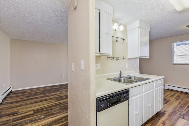 Building Photo - Spacious 1 Bedroom in Capitol Hill!