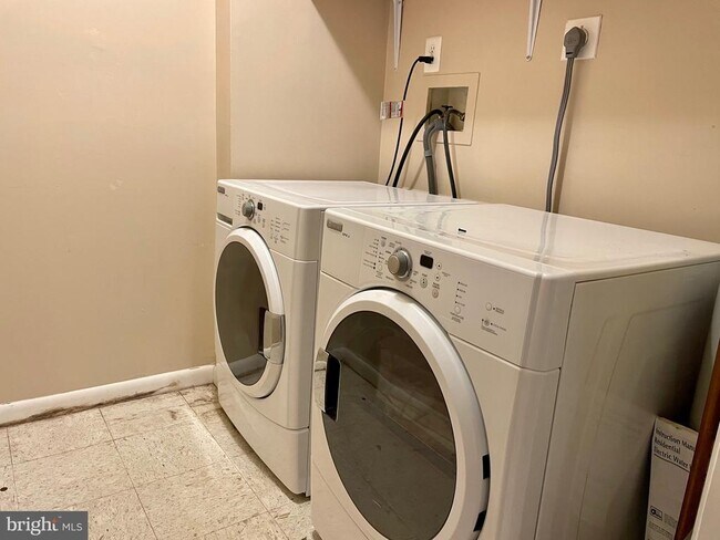 Building Photo - 7 Friendswood Ct