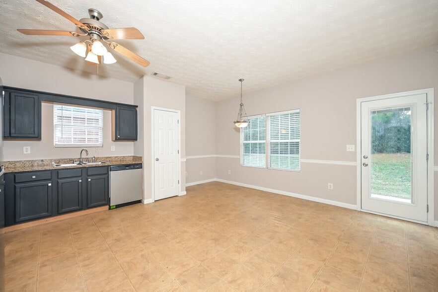 Building Photo - 240 Cranesbill Way