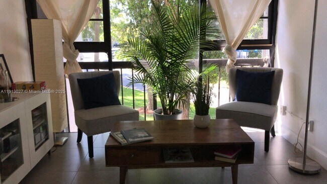 Building Photo - 9409 Fontainebleau Blvd