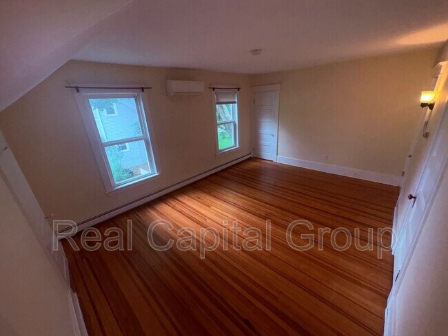 Building Photo - 376 Kenwood Ave