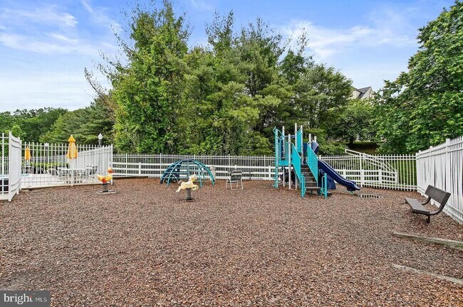 Building Photo - 15 Silver Birch Ct