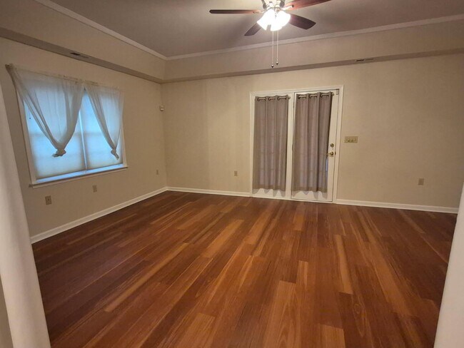 Building Photo - 1023 E Schumaker Manor Dr