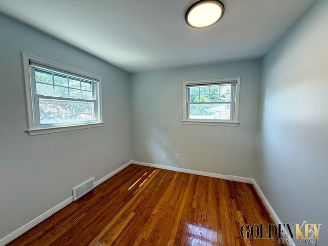 Building Photo - 2082 Vernier Rd