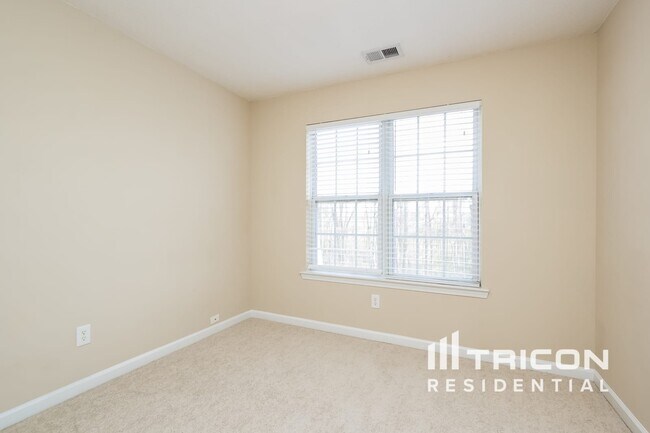 Building Photo - 6250 Glen Brooke Dr