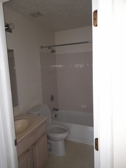 Building Photo - 2705 Claybrooke Dr