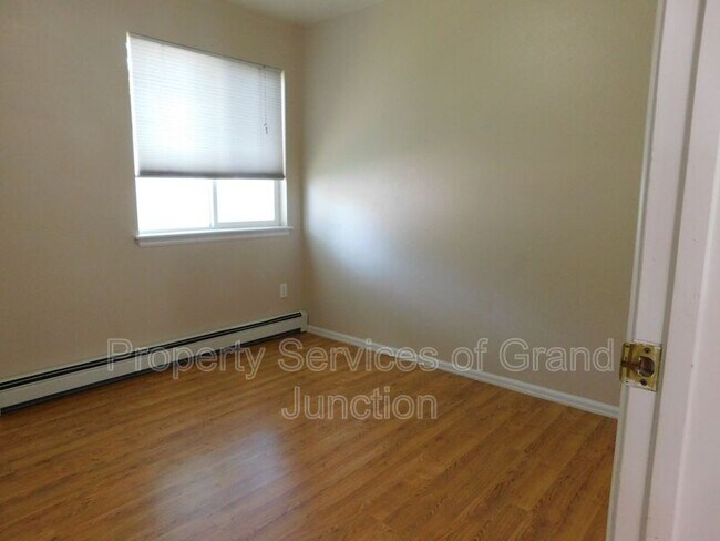 Building Photo - 493 Green Acres St