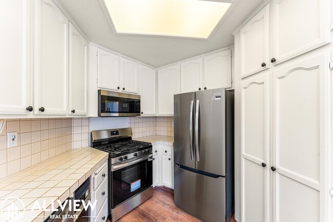 Building Photo - Beautiful Ground Level 2 Bedroom, 2 Bathroom Condo Available Now in Lake Forest!