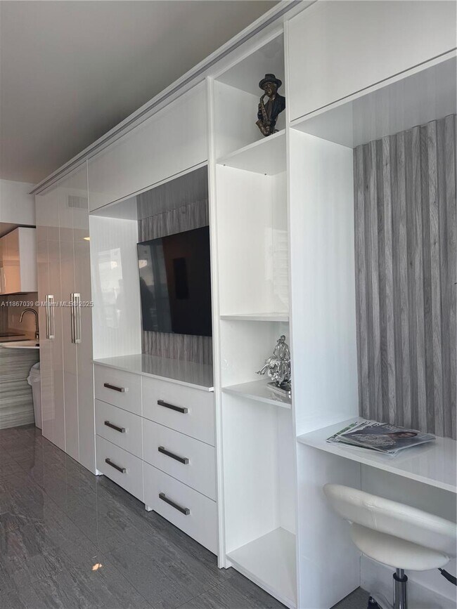 Building Photo - 1300 Brickell Bay Dr