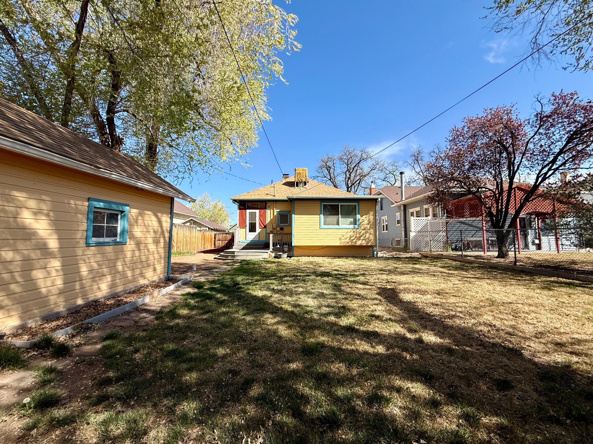 Building Photo - 909 Ouray Ave