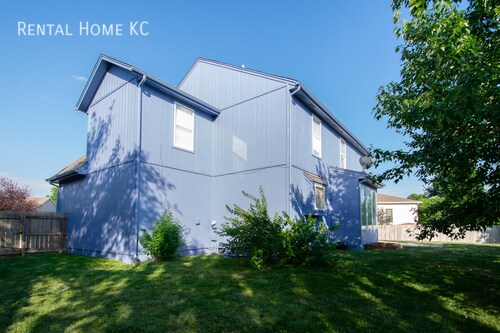 Building Photo - Large 2-Story w/finished basement + fence ...