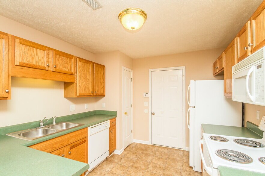 Building Photo - 1318 Eastwoods Dr