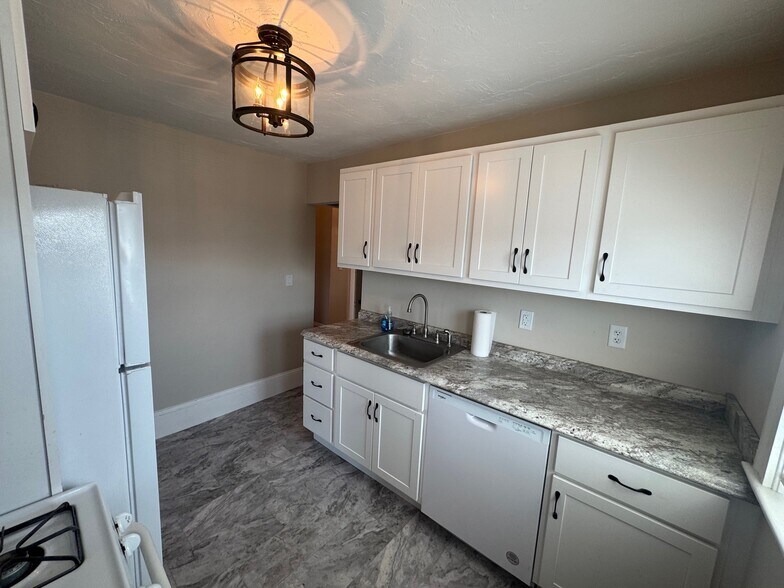 Building Photo - 17 Whitman Ave