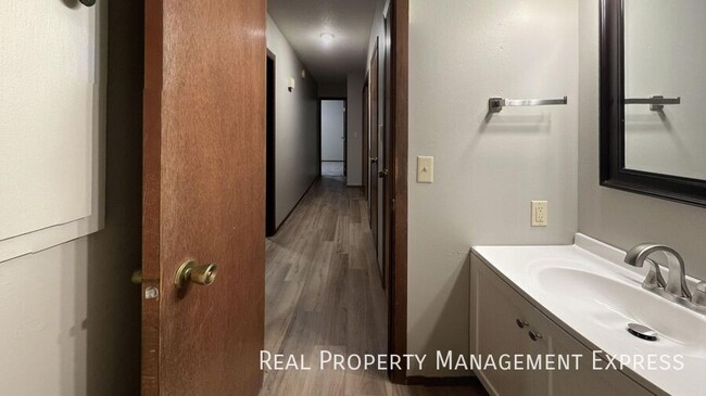 Building Photo - Spacious 2 Bedroom Apartment with Modern U...