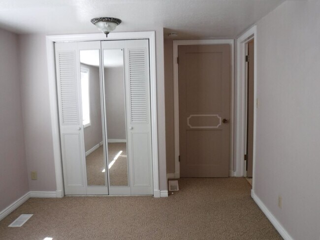 Building Photo - Adorable 1 bed 1 bath North End Apartment off 9th & Ada