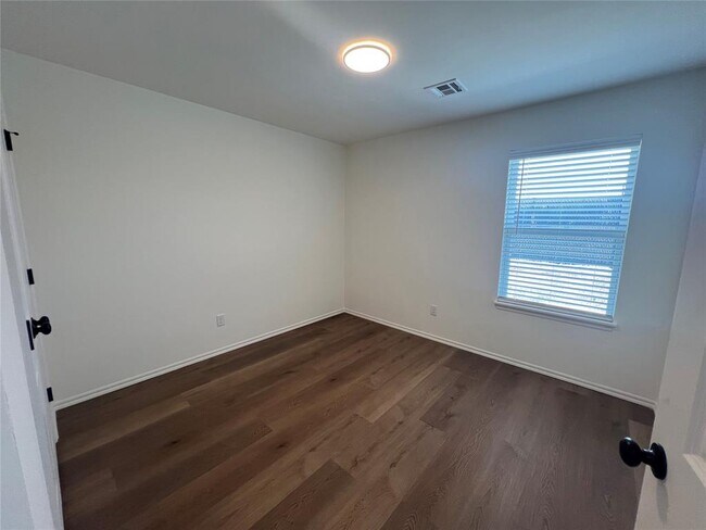 Building Photo - 302 Aaran Way