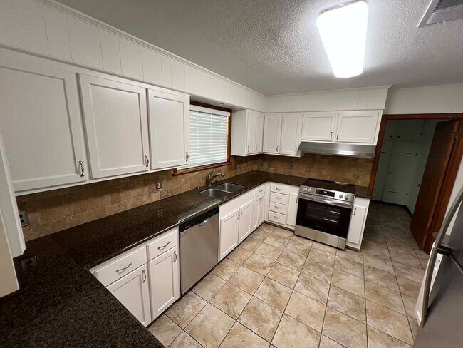 Building Photo - Baker's Historic Buffwood Subdivision, 3 bedroom, 2 bath home loaded with amenities