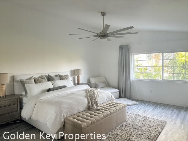 Building Photo - Remodeled townhome located in the Cape at ...