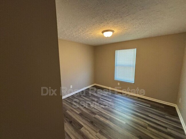 Building Photo - 1024 Golfview Dr