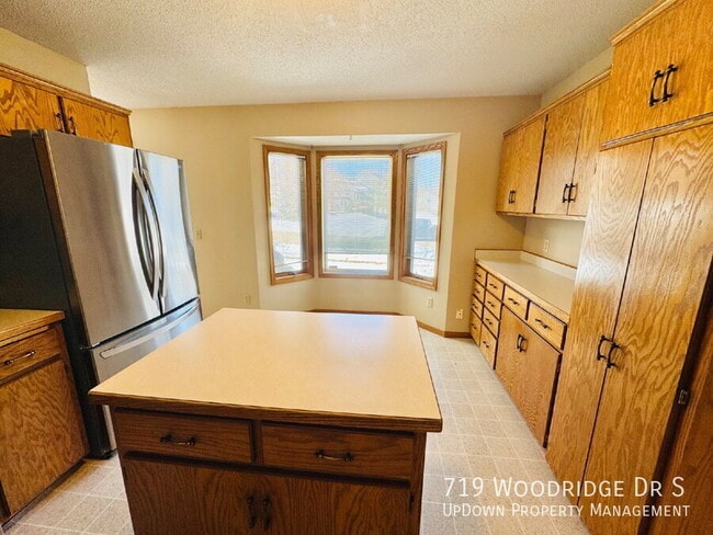 Building Photo - 719 Woodridge Dr S