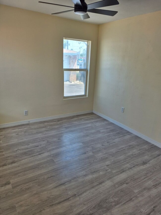 Building Photo - Updated 1 Bedroom Residence Near Downtown St. Pete