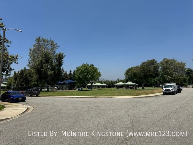 Building Photo - CALL FOR MOVE-IN SPECIALS! Spacious 2BD/1B...