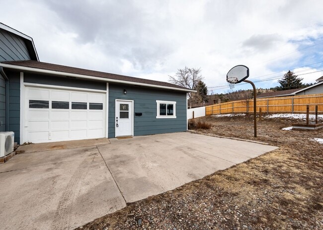 Building Photo - Centrally located Cute 2 Bed Bungalow with Garage