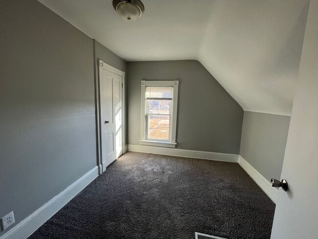 Building Photo - 3 bedroom remodeled home in Davenport near...