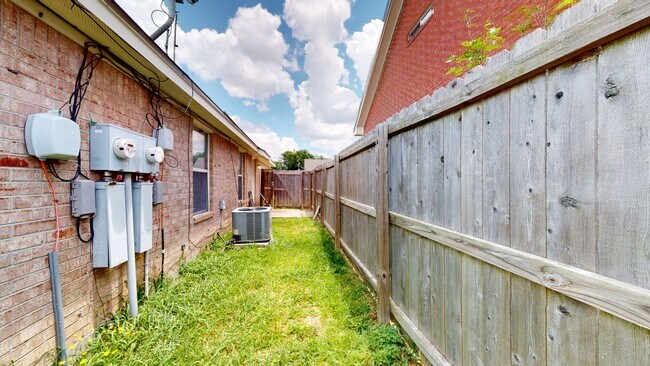 Building Photo - AMAZING DUPLEX FOR RENT CLOSE TO FORT HOOD!