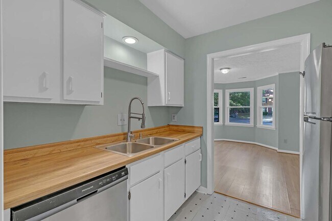 Building Photo - 119 Barfleur Pl
