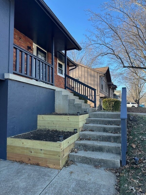 Building Photo - 305 SE 2 St